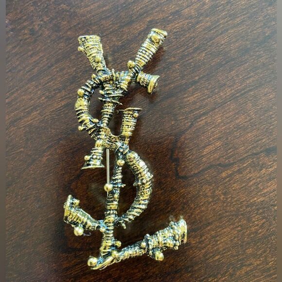 Classic Brooch - Picture 2 of 12